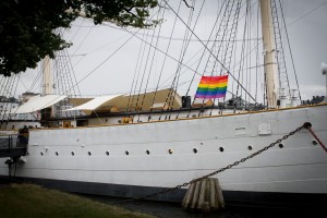 Regnbågsflaggan på fartyg i Stockholm (Foto: MIkael Westerlund)